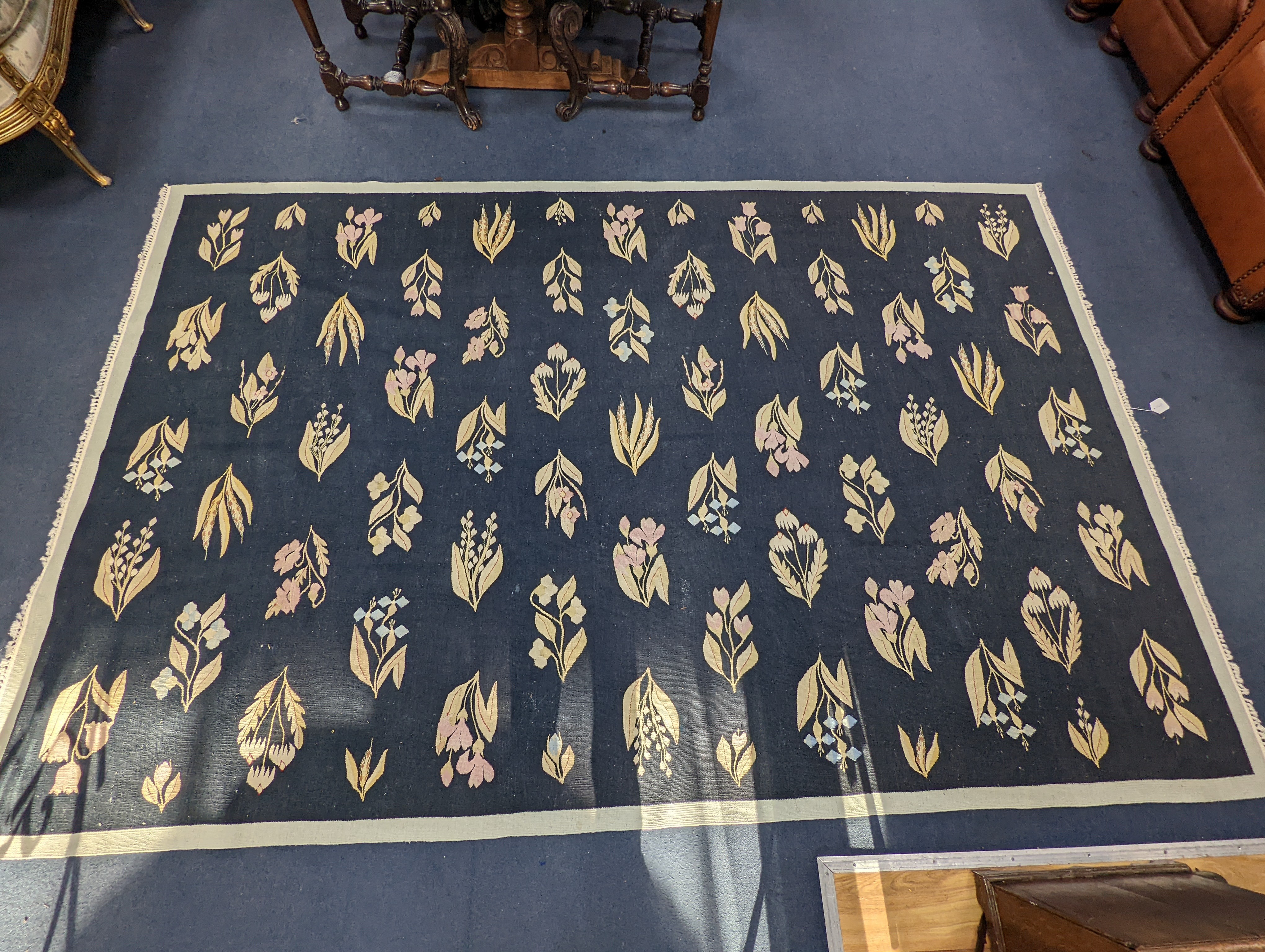A contemporary flatweave carpet, 275 x 180cm